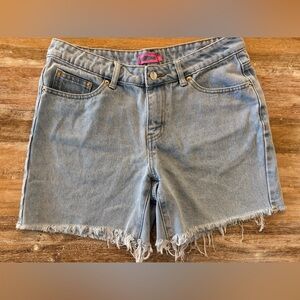 Edikted Low Rise Waist, Loose Fit, Raw Hem Jean Shorts, Size Medium